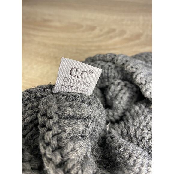CC Exclusive Women's Gray Fur Pom Knit Beanie Acrylic Hat Cap One Size - Picture 3 of 3